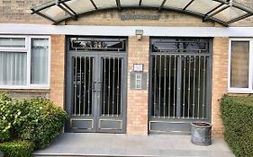 Central Apartment 5 Mins Putney Tube Station